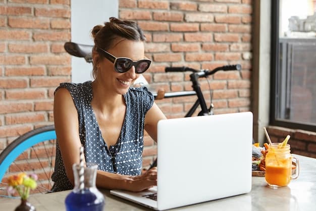 Kadın blogger laptopta yeni yazı yazıyor