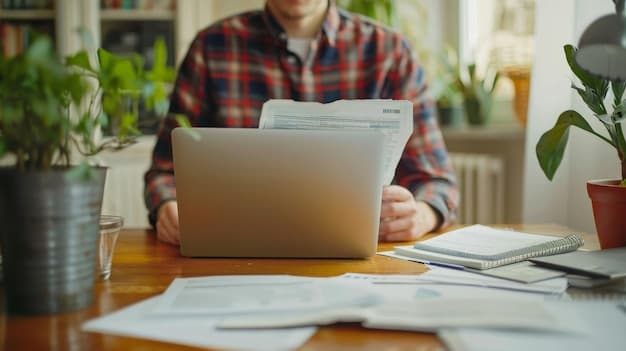 Belgeler ve laptopla evrak işi yapan kişi