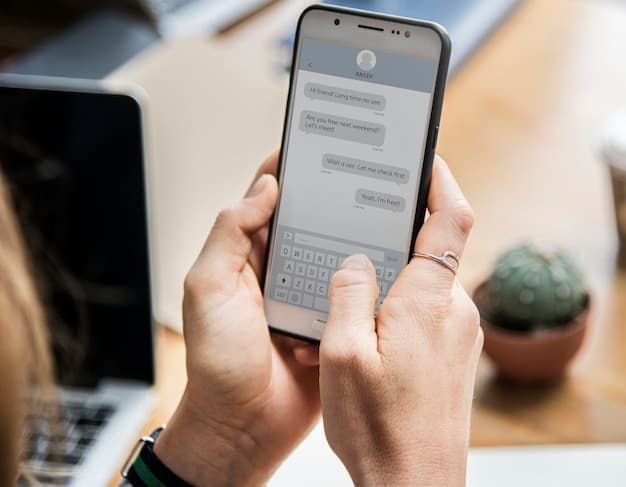 Kadın telefonundan sohbet ediyor