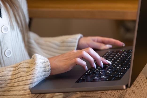 Kadın laptopta veriyle çalışıyor, yakın plan