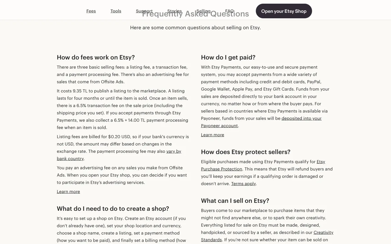 etsy.com/sell sayfasının SSS bölümü, Türkiye'den görüntülendiğinde ücretleri TL cinsinden listeliyor: listeleme ücreti, yüzde 6,5 işlem ücreti ve ödeme işleme ücreti